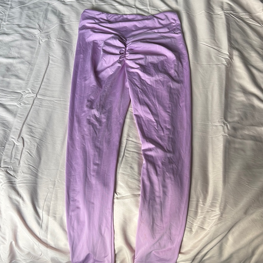 Seamless Lavender Leggings with Scrunched Butt & Elastic Waistband